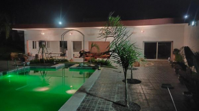 Espace vert avec logement familial et piscine privée terrasse